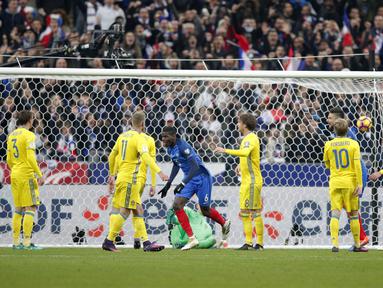Paul Pogba (tengah) mencetak satu gol untuk kemenangan Prancis saat melawan Swedia pada laga grup A Kualifikasi Piala Dunia 2018 di Stade de France Stadium, Saint-Denis, Prancis, (11/11/2016). Prancis Menang 2-1. (AP/Christophe Ena)