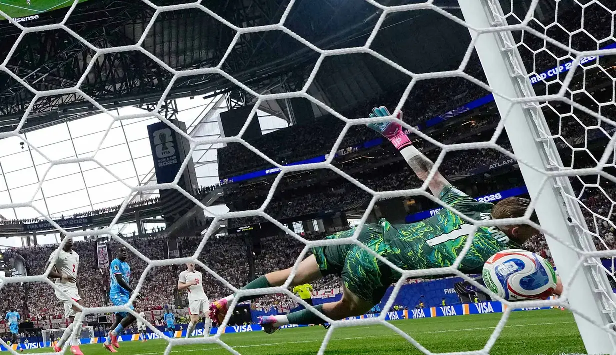 Kiper Inggris Jordan Pickford) kebobolan gol tendangan pemain Kongo Brian Cipenga selama pertandingan sepak bola babak 32 besar Piala Dunia antara Inggris dan Kongo di Atlanta, Rabu, (01/07/2026). (AP Photo/Erik S. Lesser)