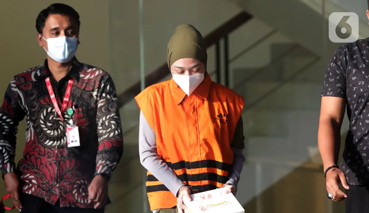 Bendahara Umum DPC Partai Demokrat, Nur Afifah Balqis (tengah) usai menjalani pemeriksaan di Gedung KPK, Jakarta, Kamis (27/1/2022). Nur Afifah Balqis diperiksa terkait kasus dugaan suap pengadaan barang dan jasa serta perizinan di Pemkab Penajam Paser Utara (PPU). (Liputan6.com/Helmi Fithriansyah)