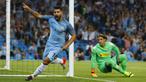 Penyerang Manchester City, Sergio Aguero, merayakan gol yang dicetaknya ke gawang Borussia M'Gladbach pada laga Liga Champions di Stadion Etihad, Manchester, Inggris, Kamis (15/9/2016). City menang 4-0 atas Gladbach. (Reuters/Phil Noble)