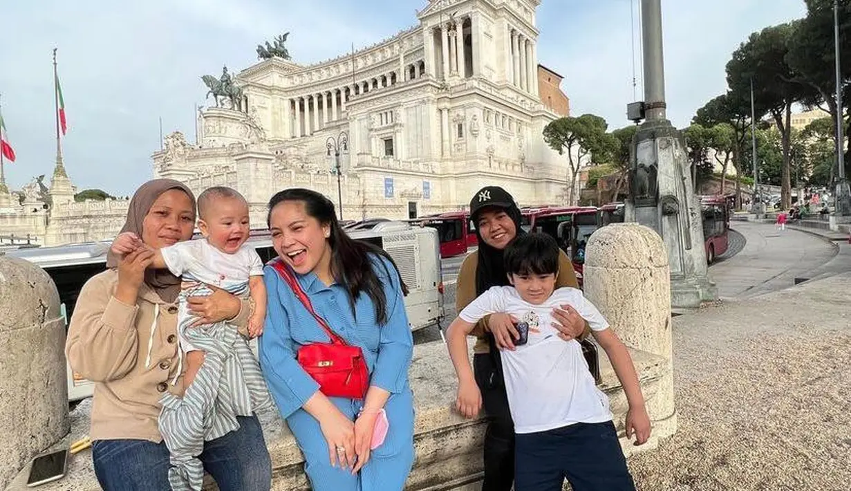 <p>Ada yang paling disorot dari penampilan Nagita di Italia. Artis 34 tahun itu tampak menenteng tas berwarna merah menyala. (Instagram/raffinagita1717).</p>