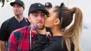 Seorang netizen menuliskan bahwa Ariana Grande selingkuhi Mac dalam sebuah komentar. (REX-Shutterstock/HollywoodLife)