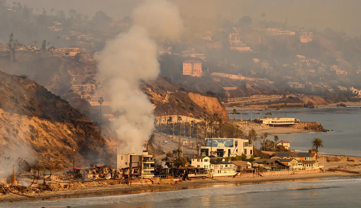 Dalam foto yang diambil dari helikopter ini, memperlihatkan kondisi rumah-rumah terbakar di Pacific Coast Highway saat kebakaran Palisades di Malibu, California, pada tanggal 9 Januari 2025. (JOSH EDELSON/AFP)