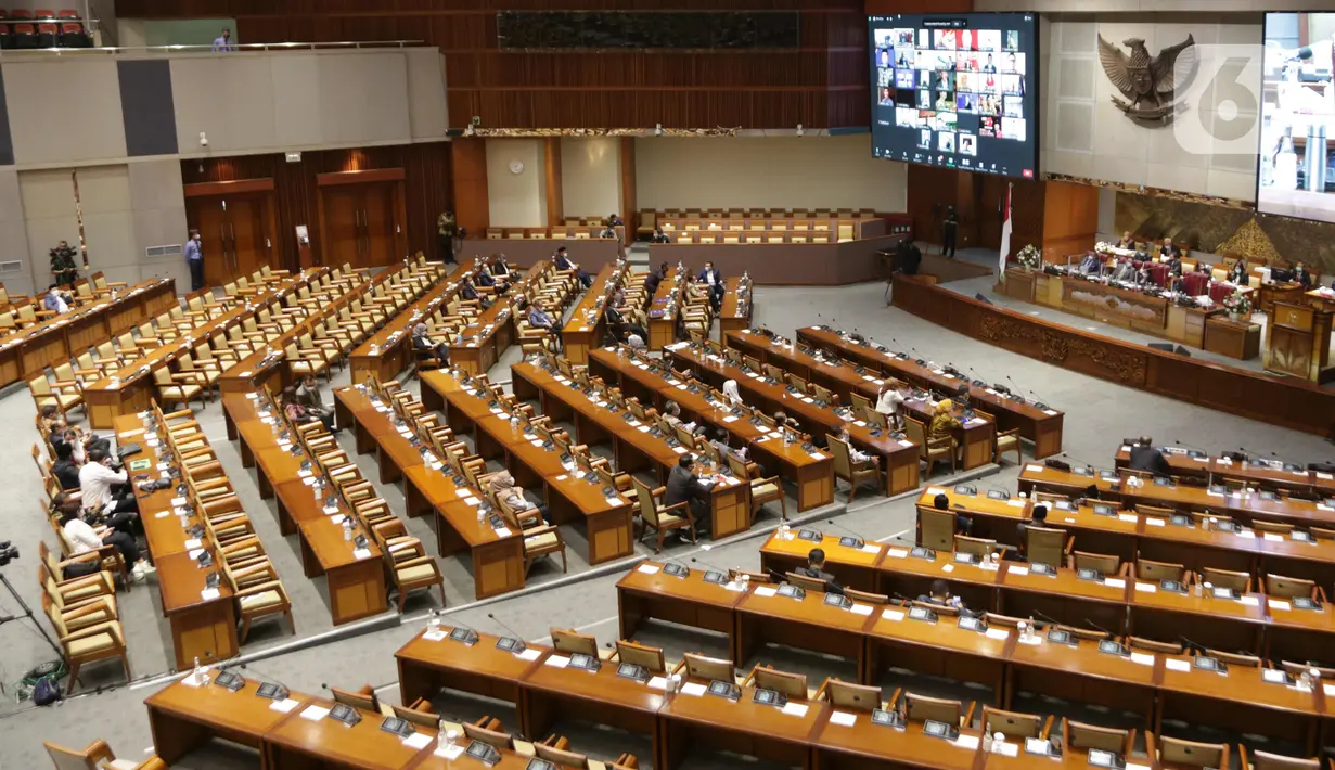Suasana Rapat Paripurna DPR RI Ke-16 Masa Persidangan IV Tahun Sidang 2020-2021 di Kompleks Parlemen, Senayan, Jakarta, Jumat (9/4/2021). Rapat membahas persetujuan fraksi-fraksi terhadap pertimbangan penggabungan kementerian.  (Liputan6.com/Angga Yuniar)
