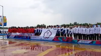 Tim Traditional Boat Race putra Indonesia saat prosesi pengalungan medali Asian Games 2018 di Palembang, Senin (27/8/2018). (Bola.com/Riskha Prasetya)