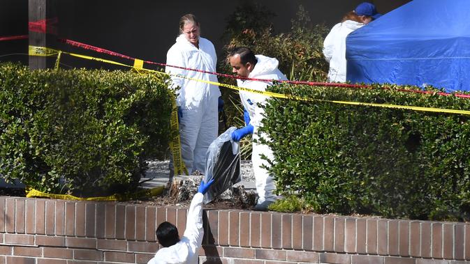 Tim investigasi mengamankan barang bukti di lokasi penembakan di Borderline Bar & Grill di Thousand di Thousand Oaks, California (8/11). Pria bersenjata pelaku penembakan teridentifikasi pihak berwenang sebagai Ian David Long (28). (AFP Photo/Robyn Beck)