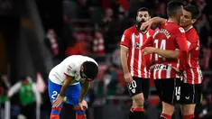 Reaksi gelandang Barcelona, Ilkay Gundogan (kiri) pada akhir pertandingan sepak bola Liga Spanyol melawan Athletic Club Bilbao di Stadion San Mames, Bilbao pada 3 Maret 2024. (ANDER GILLENEA/AFP)