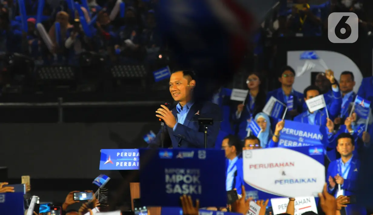 Agus Harimurti Yudhoyono (AHY) selaku Ketua Umum Partai Demokrat menyampaikan pidato politiknya di Tennis Indoor Senayan, Jakarta, Selasa (14/3/2023). AHY menyinggung masalah yang saat ini dihadapi rakyat Indonesia, terutama masukan saat berkunjung ke sejumlah daerah di Indonesia, mulai Lampung, Sumsel, Sulteng, Sulbar, Jatim, Jateng, dan Yogya. (merdeka.com/Imam Buhori)