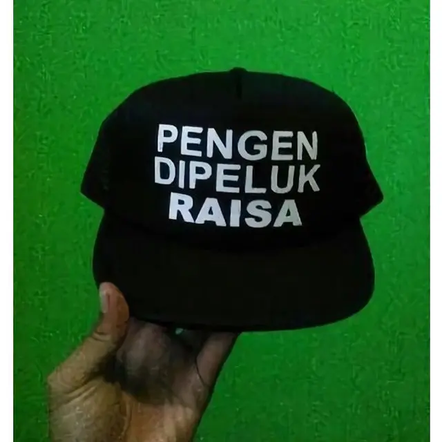6 Tulisan di Topi Ini Absurd Banget, Nyelenehnya Bikin Senyum