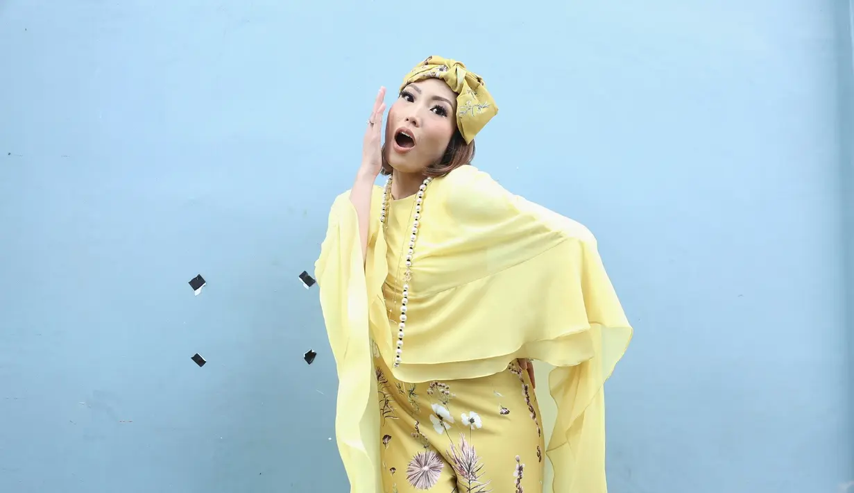 Anak Masih Kecil, Ini Alasan Ayu Dewi Terima Syuting Stripping - Photo