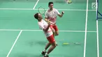 Ganda putra Indonesia, Fajar Alfian/M Rian Ardianto merayakan kemenangan atas pemain Jepang, Takuto Inoue/Yuki Kaneko pada semifinal Bulutangkis Beregu Putra Asian Games 2018 di Jakarta, Selasa (21/8). (Liputan6.com/Helmi Fithriansyah)
