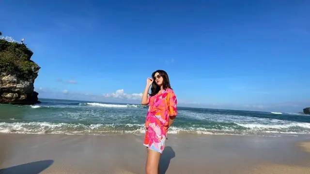 5 Gaya Santai Happy Asmara saat Lepas Penat di Pantai, Tetap Kece