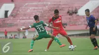 Gelandang Semen Padang, Irsyad Maulana (kanan) di hadang pesepakbola Mitra Kukar Syahrizal Pada pertadingan 8 besar Piala Jendral Sudirman di Stadion Manahan, Solo, Selasa (15/12). Semen Padang menang 2-1. (Liputan6.com/Boy T Harjanto)