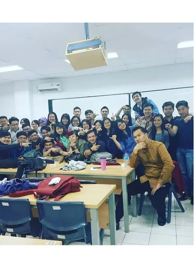 6 Potret Terbaru Haikal Baron, Runner Up AFI yang Kini Jadi Dosen