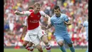 Pemain belakang Arsenal, Per Mertesacker (kiri), berusaha menahan penyerang Manchester City, Sergio Aguero, saat berlaga dilanjutan Liga Primer Inggris di Stadion Emirates, London, (13/9/2014). (REUTERS/Eddie Keogh)