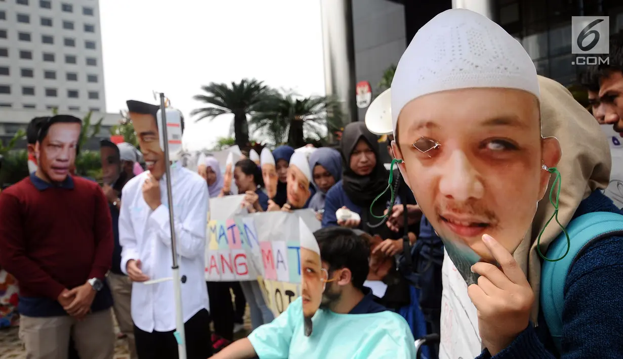 Siswa anti korupsi melakukan aksi teatrikal di depan Gedung KPK, Jakarta, Rabu (9/8). Aksi diikuti 22 peserta, mereka menuntut Presiden Jokowi segera membentuk TGPF untuk mengusut tuntas kasus yang menimpa Novel Baswedan. (Liputan6.com/Helmi Fithriansyah)