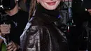 Anne Hathaway saat menghadiri Michael Kors Collection Spring/Summer 2023 Runway Show di New York City, Amerika Serikat, 14 September 2022. Meski busana terbarunya lebih bergaya dan modern, namun penampilannya amat mirip dengan tokoh yang diperankannya belasan tahun lalu itu. (Jamie McCarthy/Getty Images for Michael Kors/AFP)