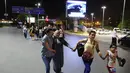 Kepanikan pengunjung usai ledakan bom di Bandara Atarturk, Istanbul, Turki, Selasa (28/6). Penerbangan hingga Rabu (29/6) dini hari waktu setempat dihentikan dan aparat keamanan meminta orang-orang untuk tidak mendekati bandara. (REUTERS/Goran Tomasevic)