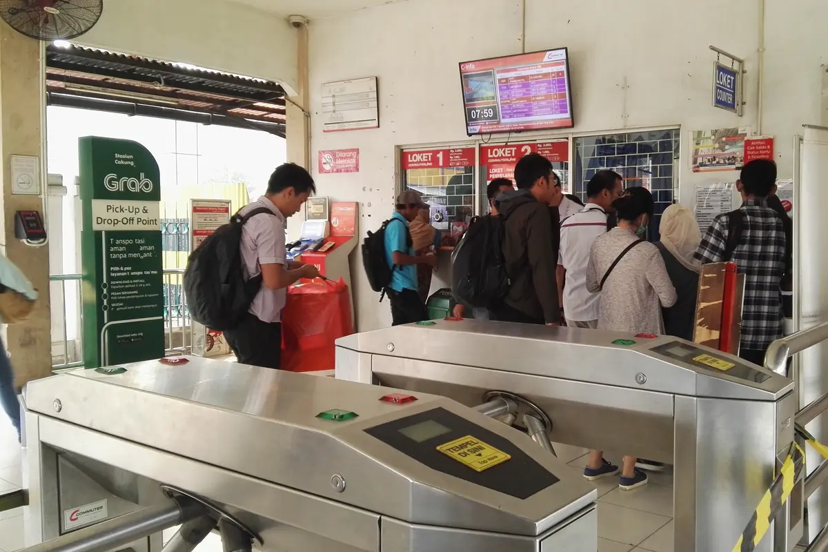Kondisi antrean di stasiun Cakung (Liputan6.com Tri Mutia Hatta)