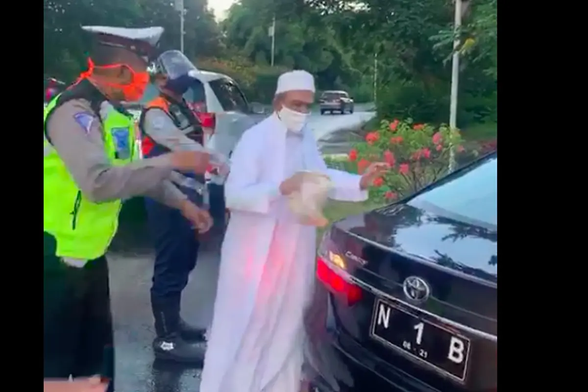 Viral di media sosial terkaitadu mulut yang dilakukan oleh pemilik Majelis Roudhotus Salaf Bangil, Habib Umar Abdullah Assegaf terhadap salah seorang petugas jaga di pos cek point Exit Tol Satelit.