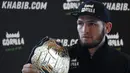 Petarung seni bela diri campuran, Khabib Nurmagomedov menggelar konferensi pers di Moskow pada 26 November 2018. Khabib Nurmagomedov mengumumkan pensiun dari dunia seni bela diri campuran (MMA) usai mengalahkan Justin Gaethje dalam UFC 254, Minggu (25/10/2020). (Kirill KUDRYAVTSEV / AFP)