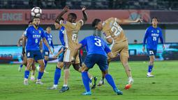 Pemain Dewa United, Alexis Messidoro, mencetak gol melalui tandukan kepala ke gawang Tainan City FC pada matchday kedua Grup E AFC Challenge League 2025/2026 di Stadion Indomilk Arena, Rabu (29/10/2025) malam WIB. (Bola.com/M Iqbal Ichsan)