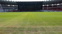 Rumput Stadion Utama Gelora Bung Karno mengalami kerusakan setelah sebelumnya dipakai untuk menggelar konser Raisa dan Black Pink. (Bola.com/Muhammad Iqbal Ichsan)