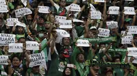 Suporter Persebaya Surabaya saat melawan Arema FC pada laga final Piala Presiden 2019 di Stadion Gelora Bung Tomo, Selasa (9/4). Kedua tim bermain imbang 2-2. (Bola.com/Yoppy Renato)