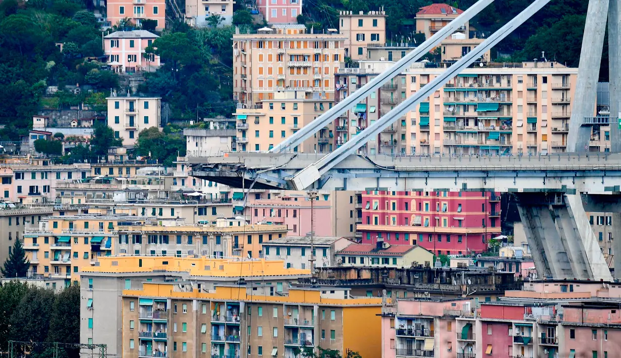 Pemandangan jembatan jalan raya Morandi yang ambruk di kota Genoa, Italia, Selasa (14/8). Ada sekitar 30 lebih kendaraan kecil dan tiga truk yang tengah melintas saat jembatan layang yang diresmikan pada 1967 ini runtuh. (Luca Zennaro/ANSA via AP)