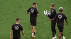 Para pemain Jerman termasuk kiper Jerman #12 Kevin Trapp (kedua dari kanan) mengikuti sesi latihan laga international friendly menghadapi Prancis, di Dortmund, Jerman barat, Senin (11/9/2023). (FRANCK FIFE / AFP)