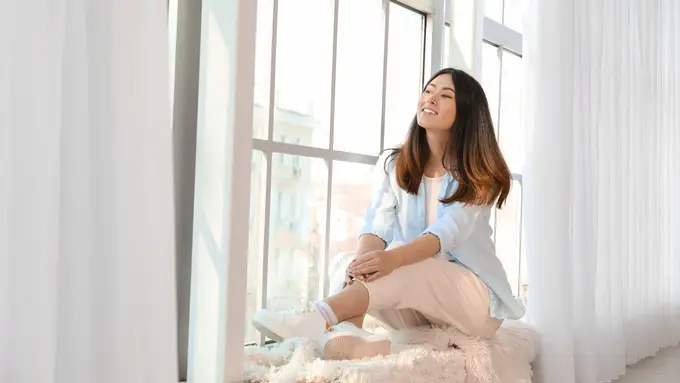 wanita februari di jendela