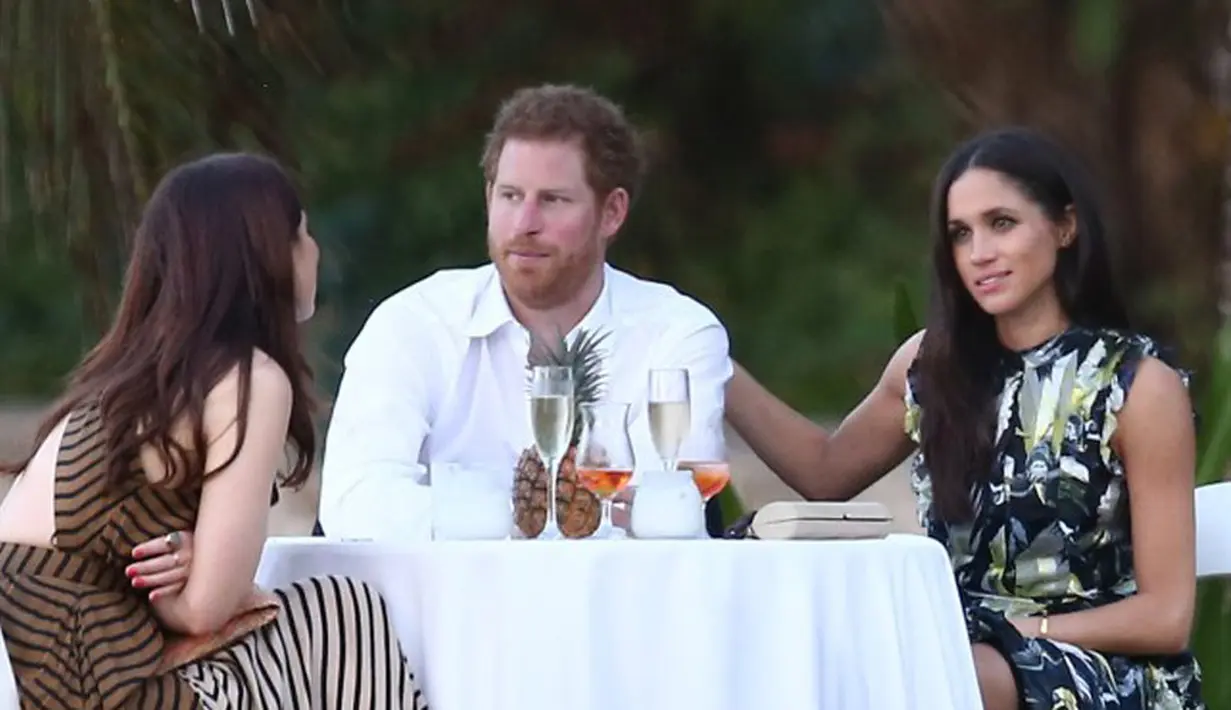 Pangeran Harry dan Meghan Markle kini sudah tak menyembunyikan hubungannya. Belum tampil secara terbuka di publik, namun belum lama ini keduanya terlihat hadir di sebuah pesta pernikahan bersama. (doc.dailymail.com)