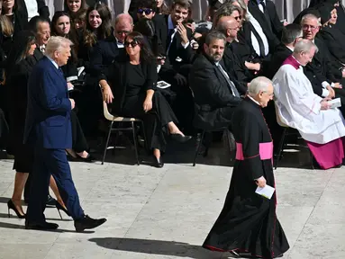Presiden Amerika Serikat (AS) Donald Trump (kiri) dan Ibu Negara Melania Trump saat tiba menjelang misa pemakaman mendiang Paus Fransiskus di Lapangan Santo Petrus, Vatikan, 26 April 2025. (Mandel NGAN/AFP)