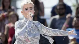 Aksi manggung Katy Perry tersebut merupakan bagian dari tur "Katy Perry - Witness World Wide" selama 4 hari di AS, Los Angeles, California, AS (12/6). (AFP Photo)