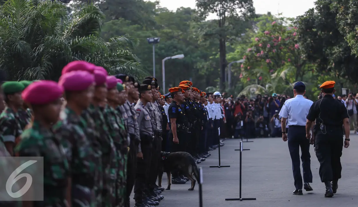 Menhub Ignasius Jonan meninjau pasukan sebelum memulai apel siaga arus mudik Lebaran 2015, Jakarta, Kamis (2/7/2015). Jonan mengingatkan otoritas yang bertugas agar memberikan pelayanan terbaik kepada para pemudik. (Liputan6.com/Faizal Fanani)