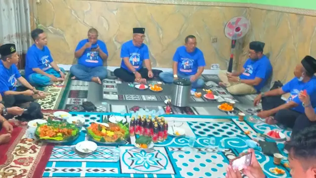 Sejumlah DPC Demokrat Jatim pendukung Bayu Airlangga menggelar doa bersama. (Dian Kurniawan/Liputan6.com)