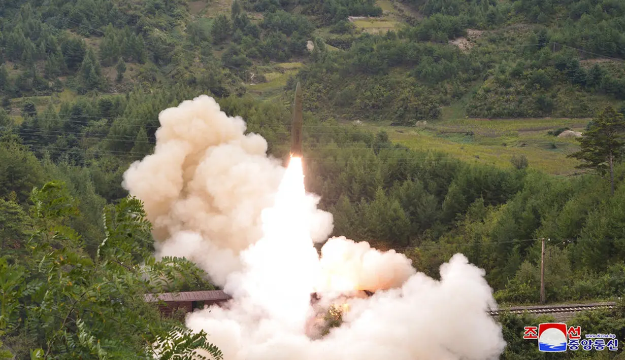 Rudal diluncurkan dari kereta api saat uji coba di lokasi yang dirahasiakan Korea Utara pada 15 September 2021. Wartawan independen tidak diberi akses untuk meliput uji coba ini. (Korean Central News Agency/Korea News Service via AP)