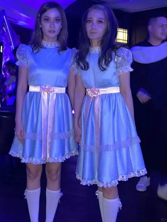 Ibu satu anak itu mengenakan gaun biru, outfit khas karakter yang diperankan Lisa dan Louise Burns.  [@bclsinclair]