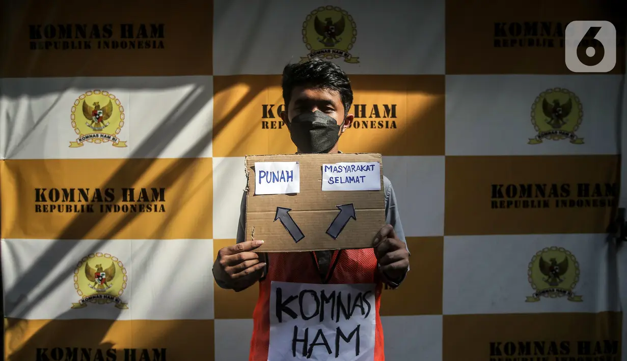Seorang anak muda saat menggelar aksi damai di luar Kantor Komnas HAM, Jakarta, Kamis (14/7/2022). Mereka meminta hak asasi akibat krisis iklim dengan mengadukan kepada Komnas HAM terkait pembiaran krisis Iklim karena sudah sangat berpengaruh pada kehidupan, ekonomi, dan kesehatan perorangan maupun kelompok akibat kenaikan suhu bumi serta cuaca ekstrem. (Liputan6.com/Faizal Fanani)