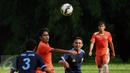 Gelandang Persija, Egi Melgiansyah (kedua kiri) berebut bola saat laga uji coba melawan tim Pra PON DKI Jakarta di NYTC Sawangan, Depok, Sabtu (27/2/2016). Persija unggul 2-0 atas Pra PON DKI Jakarta. (Liputan6.com/Helmi Fithriansyah)