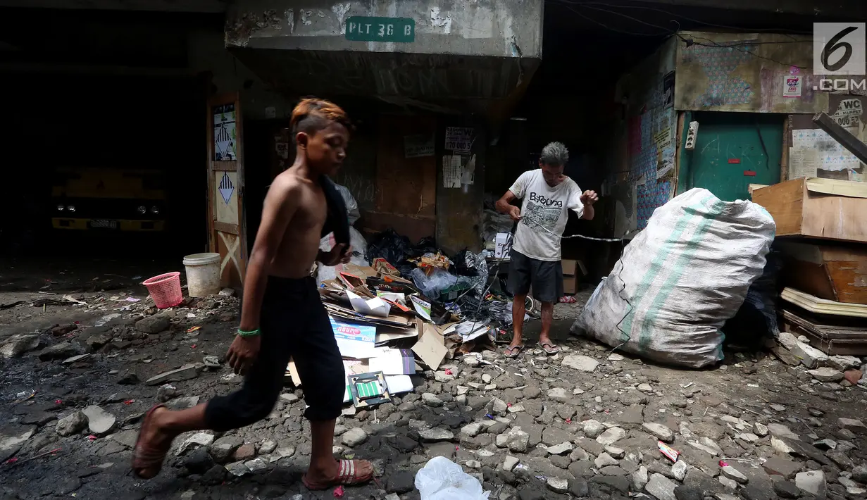 Aktivitas warga pemukiman kumuh di kolong Tol Pluit, Jakarta, Kamis (14/12). Mahalnya biaya sewa rumah dan meningkatnya kebutuhan hidup di Ibukota membuat mereka terpaksa tinggal di bawah kolong tol. (Liputan6.com/JohanTallo)