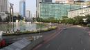 Suasana lengang Bundaran HI, Jakarta, Minggu (17/6). Hari Bebas Kendaraan Bermotor (HBKB) atau Car Free Day (CFD) di Jakarta masih ditiadakan hari ini. (Liputan6.com/Arya Manggala)