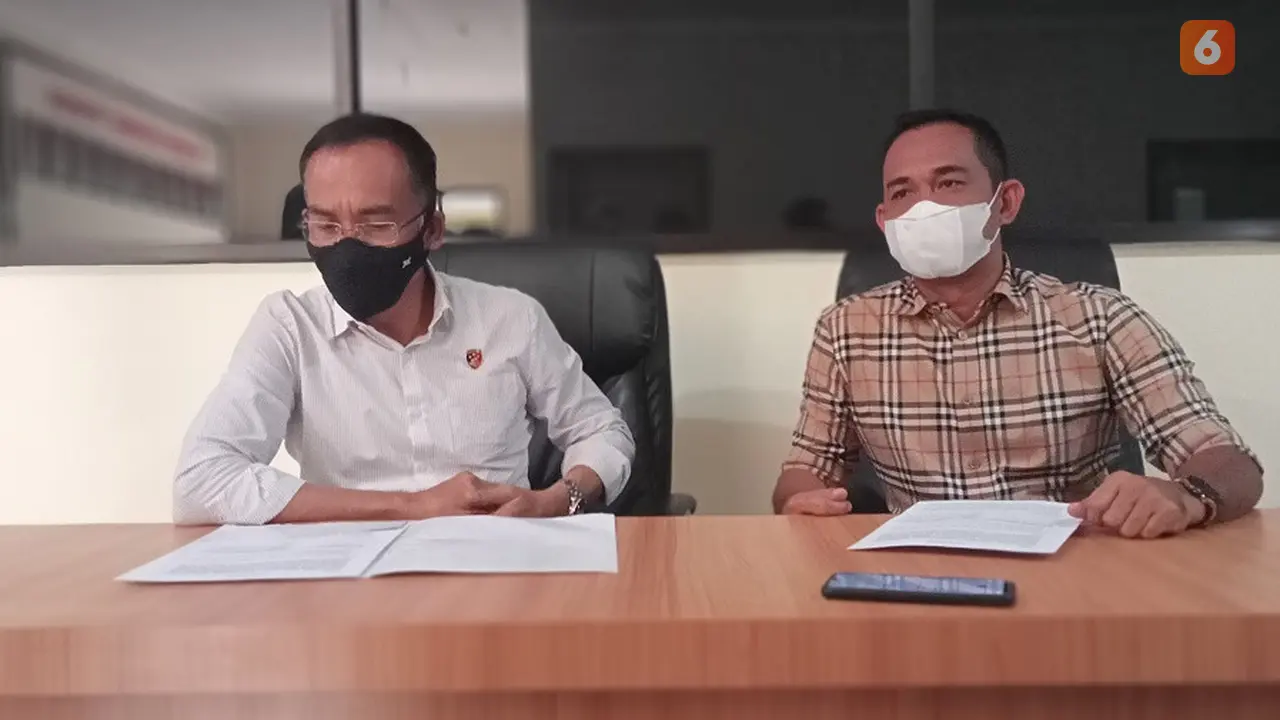Direktur Reserse Kriminal Khusus Polda Sulsel Kombes Pol Widoni Fedri didampingi Kasubdit III Tipikor Kompol Fadli merilis penetapan tersangka korupsi pencairan kredit di Pegadaian Cabang Parangtambung, Makassar (Liputan6.com/ Eka Hakim)