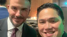 Erick Thohir bertemu dengan eks gelandang timnas Inggris, David Beckham. Sama seperti Erick, Beckham tampil formal dengan setelan jas. Meski sudah tak aktif bermain bola, nyatanya Beckham tetap menjaga kebugaran tubuhnya. (Liputan6.com/IG/erickthohir)