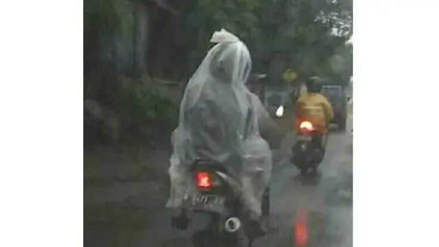 Aksi Nyeleneh Saat Berkendara Ini Cuman Ada di Indonesia
