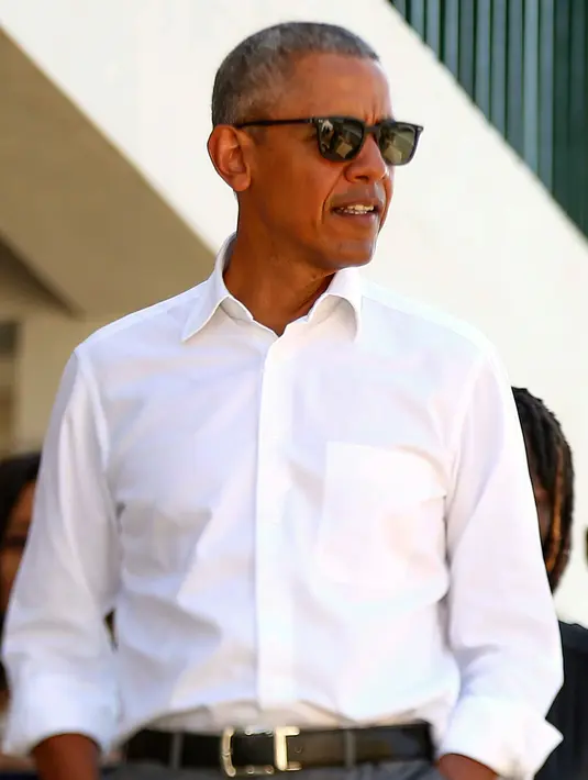 Mantan Presiden AS, Barack Obama saat pulang kampung ke tanah kelahiran ayahnya di Kogelo, Kenya, Senin (16/7). Ini adalah kunjungan pertama Obama ke Kenya usai tidak lagi menjabat presiden. (AP/Brian Inganga)