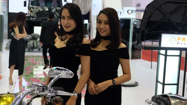Usher berpose di samping mobil Audi