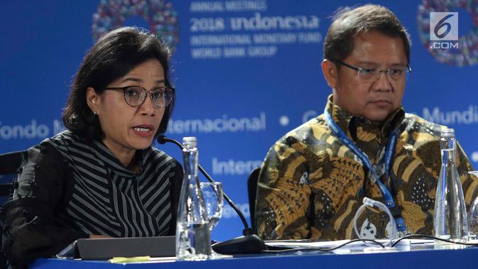 Menkeu Sri Mulyani (kiri) dan Menkominfo Rudiantara saat memberi keterangan terkait pertemuan tahunan IMF-Bank Dunia di Bali, Senin (8/10). Hingga hari ini jumlah peserta yang mendaftar sudah mencapai 34 ribu orang. (Liputan6.com/Angga Yuniar)
