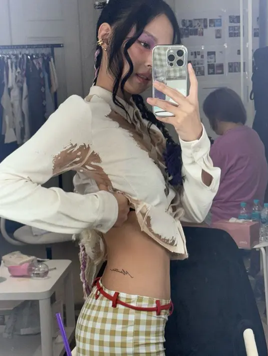 Jennie Blackpink kembali bikin heboh dengan penampilan beraninya. Dia membagikan foto dengan tato ‘Mantra’ yang terinspirasi dari lagu terbarunya. [@jennierubyjane].