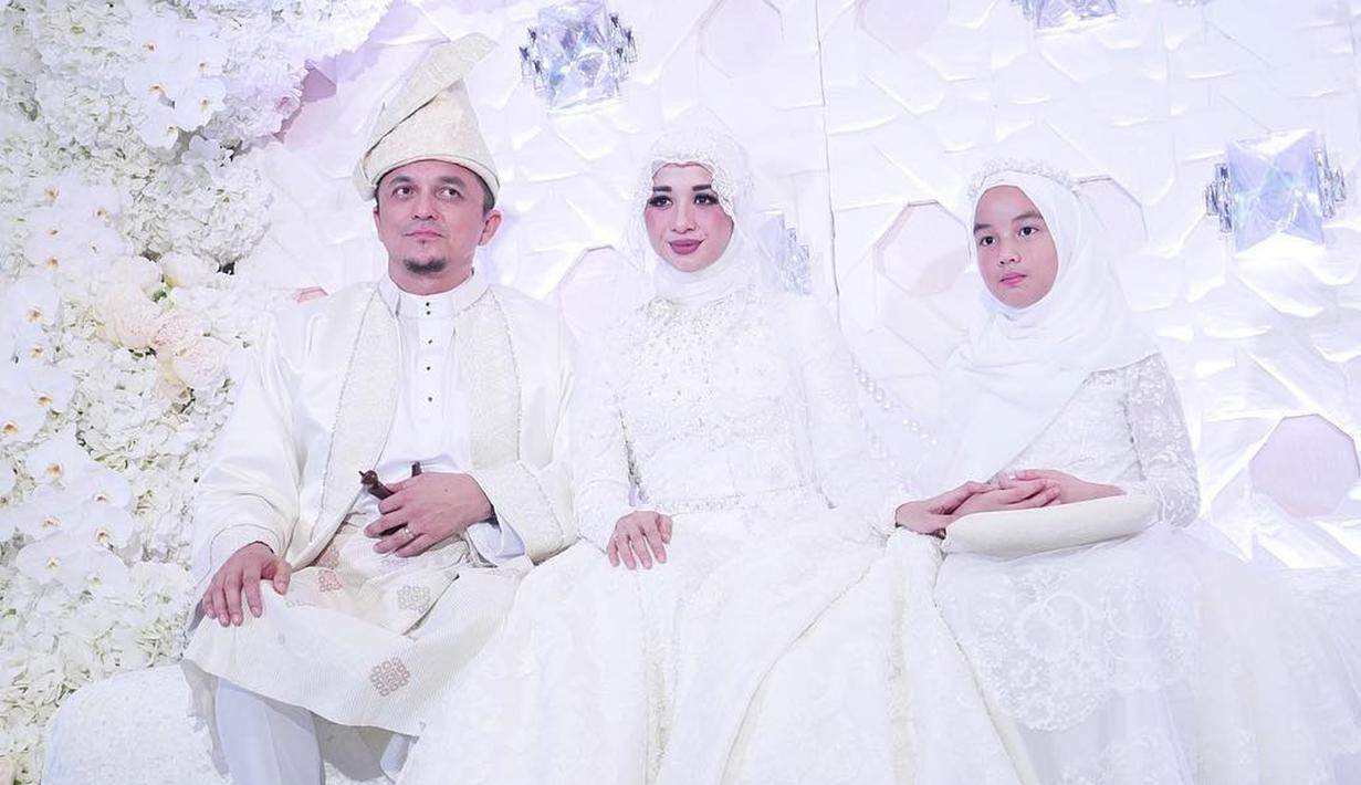 Engku Emran, Laudya Cynthia Bella dan  Engku Aleesya duduk bersama saat prosesi pernikahan. Beberapa selebritas, seperti Zaskia dan Shireen Sungkar serta Irwansyah turut hadir dalam prosesi sakral tersebut. (instagram/noradanish)